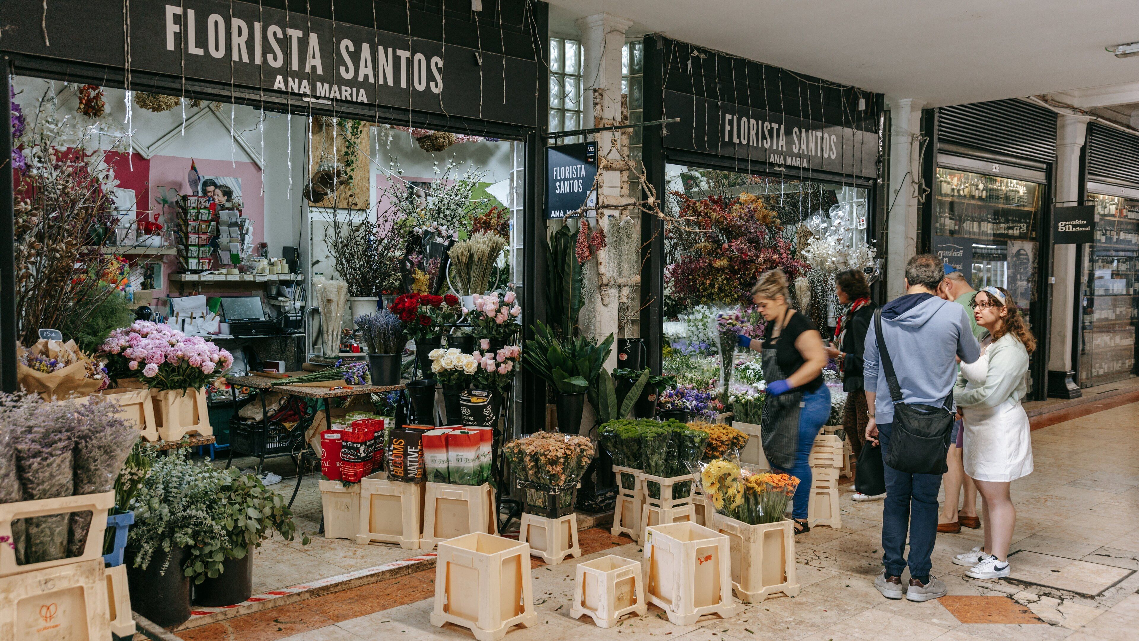 Mercado da Ribeira showing street scenes, shopping and flowers