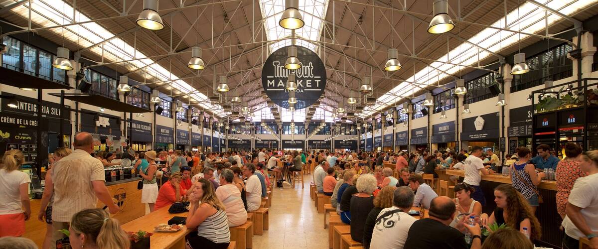 Lisboa Distrito que incluye mercados y vistas interiores y también un gran grupo de personas