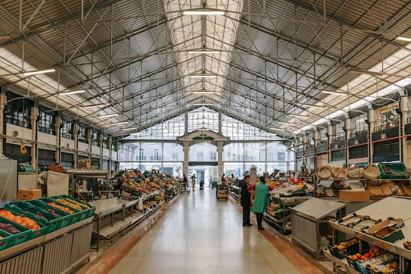 Mercado da Ribeira featuring markets and interior views