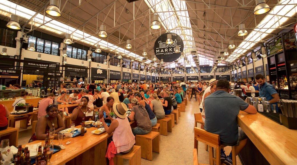 Lisboa-distriktet som inkluderer marked og innendørs i tillegg til en stor gruppe med mennesker