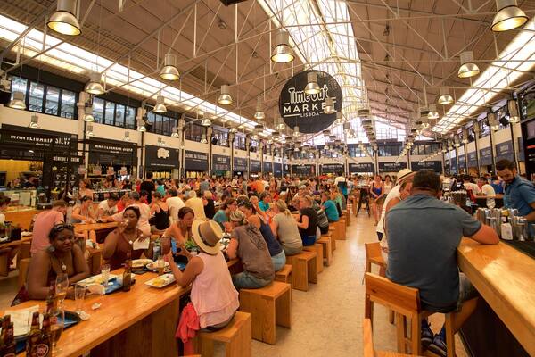 Lisboa Distrito mostrando mercados y vistas interiores y también un gran grupo de personas