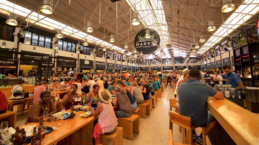 Distrito de Lisboa caracterizando mercados e vistas internas assim como um grande grupo de pessoas