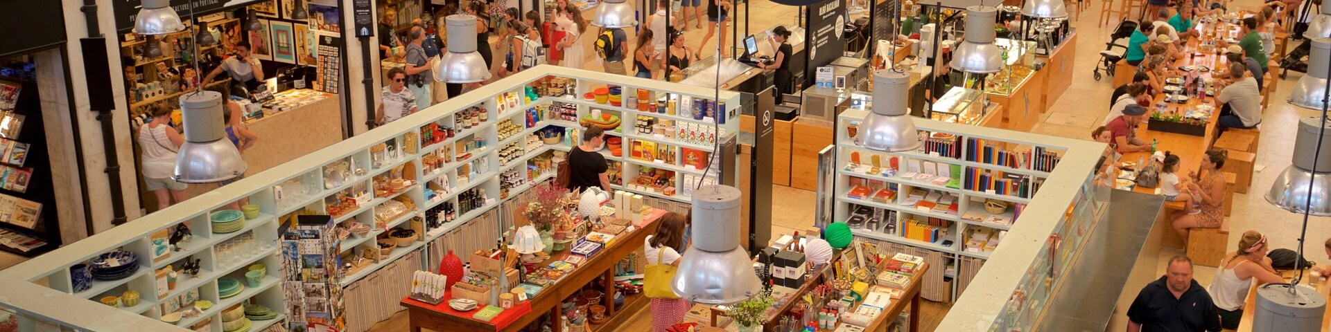 Distrito de Lisboa que inclui vistas internas e mercados assim como um grande grupo de pessoas