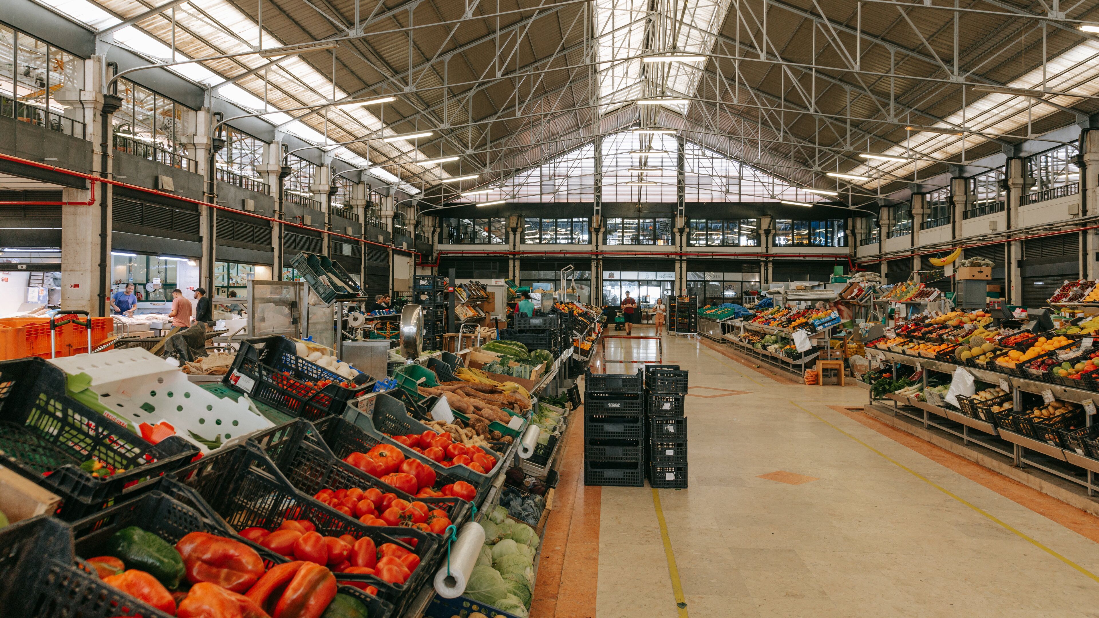 Mercado da Ribeira which includes markets, interior views and food