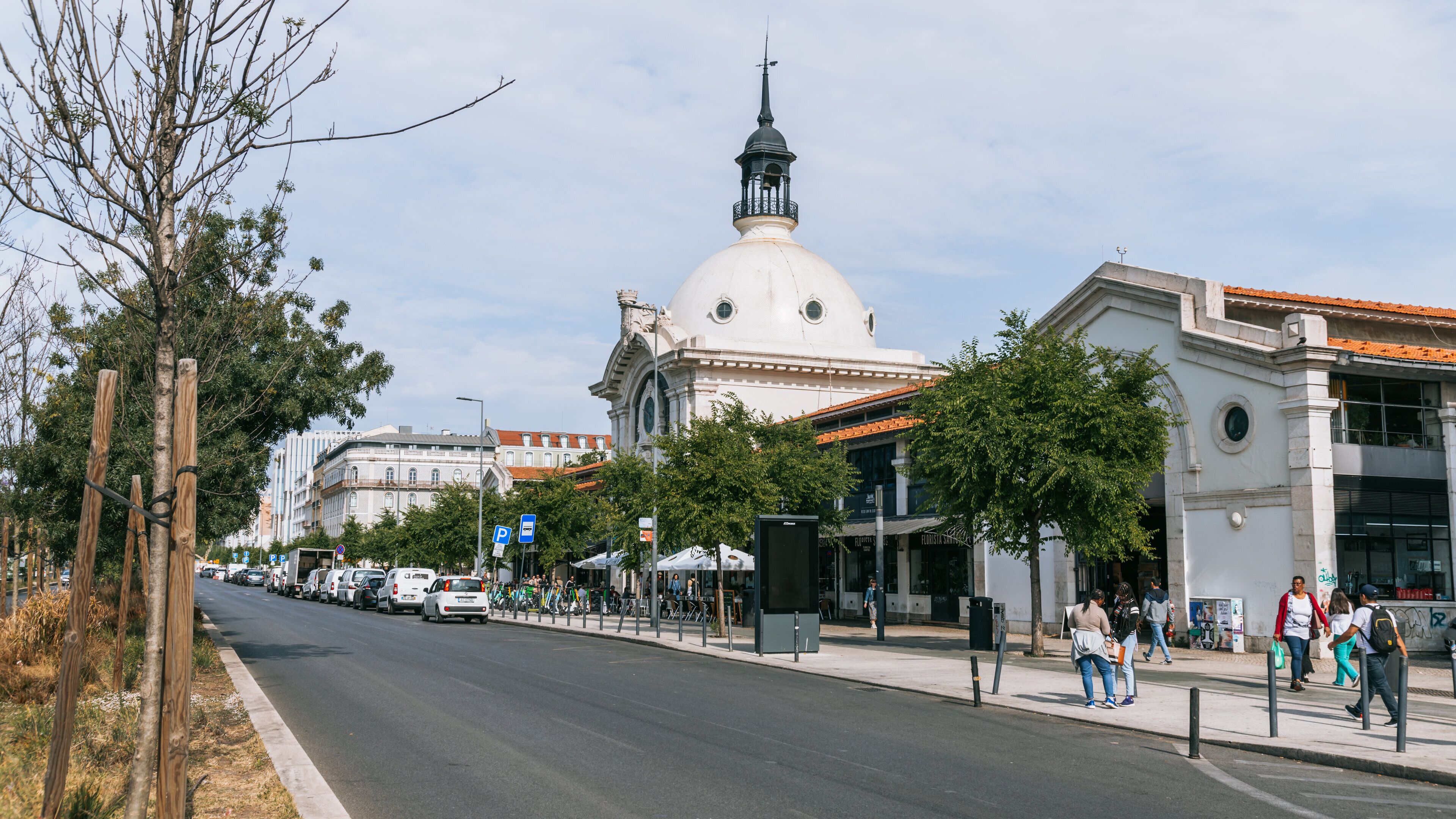 Mercado da Ribeira featuring heritage elements and street scenes