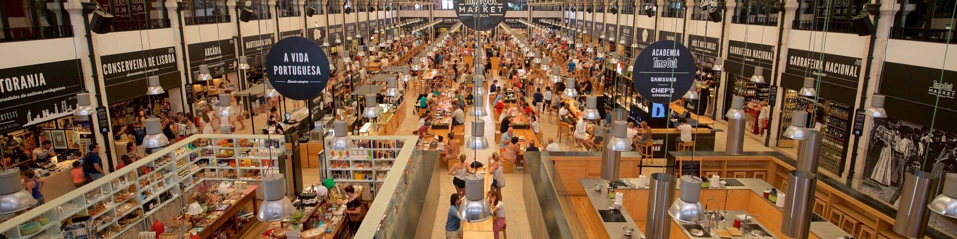 Lisbon District featuring markets and interior views as well as a large group of people