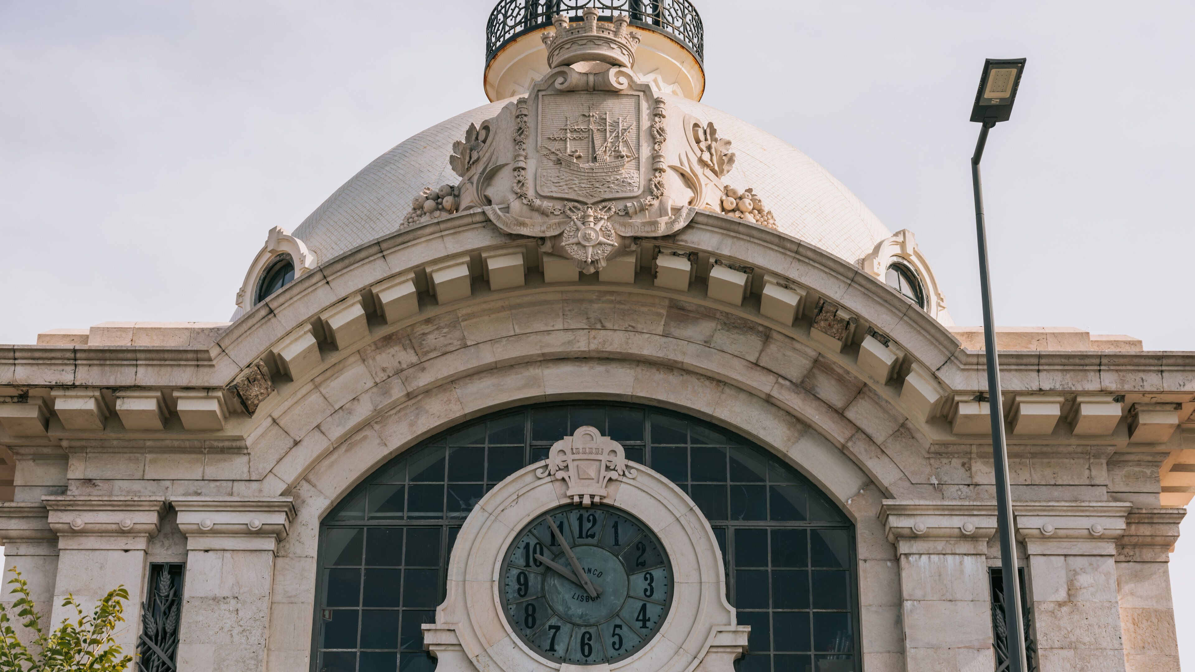 Mercado da Ribeira showing heritage architecture