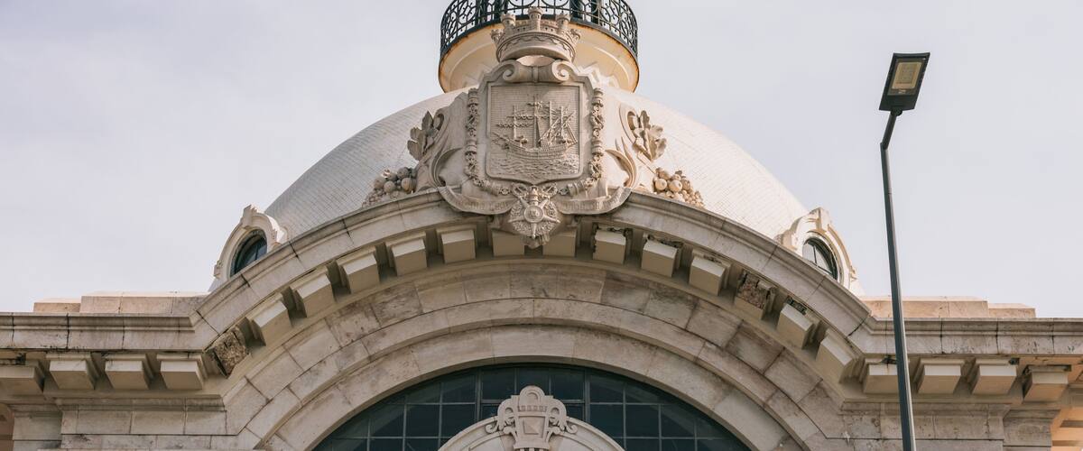 Mercado da Ribeira showing heritage architecture