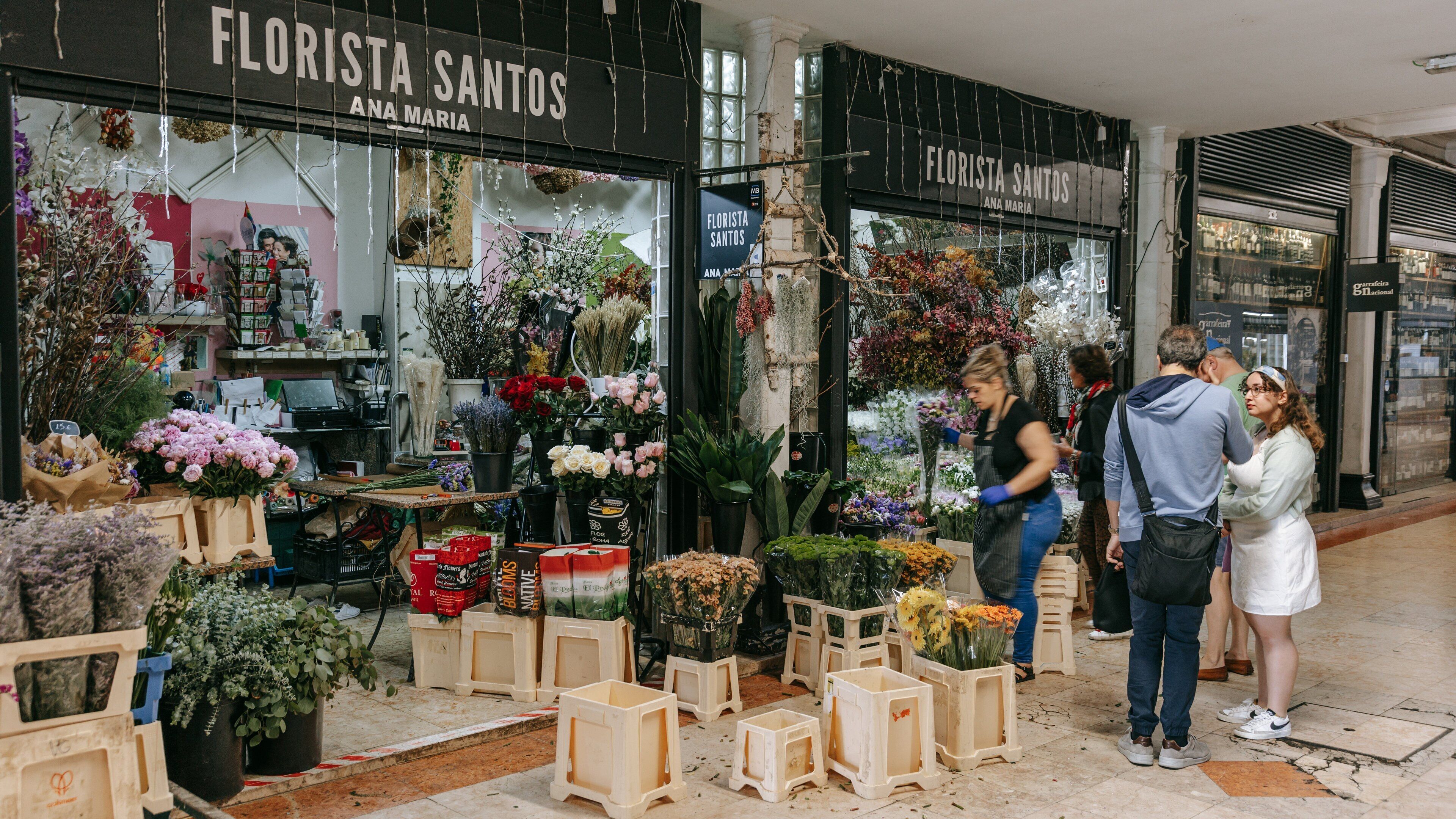 Mercado da Ribeira showing street scenes, flowers and shopping