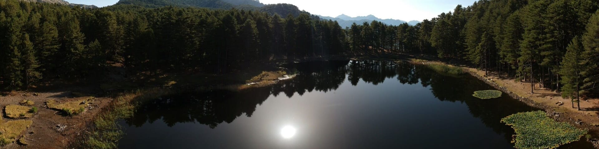 Une trĂšs belle randonnĂ©e Ă faire tĂŽt en Ă©tĂ©. Un peu raide au dĂ©but, puis on arrive en forĂȘt avant de dĂ©boucher sur le lac.