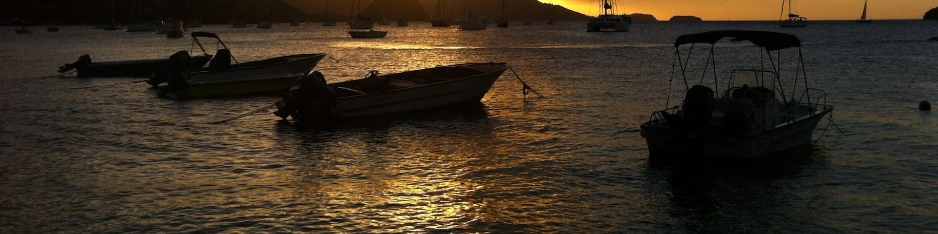 Coucher de soleil sur terre de haut. Magique