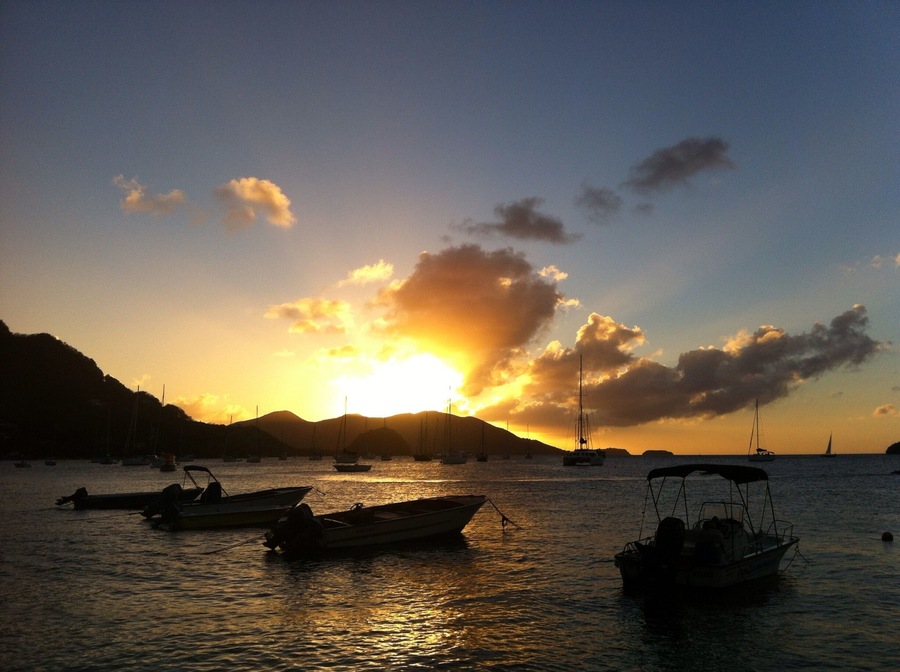 Coucher de soleil sur terre de haut. Magique