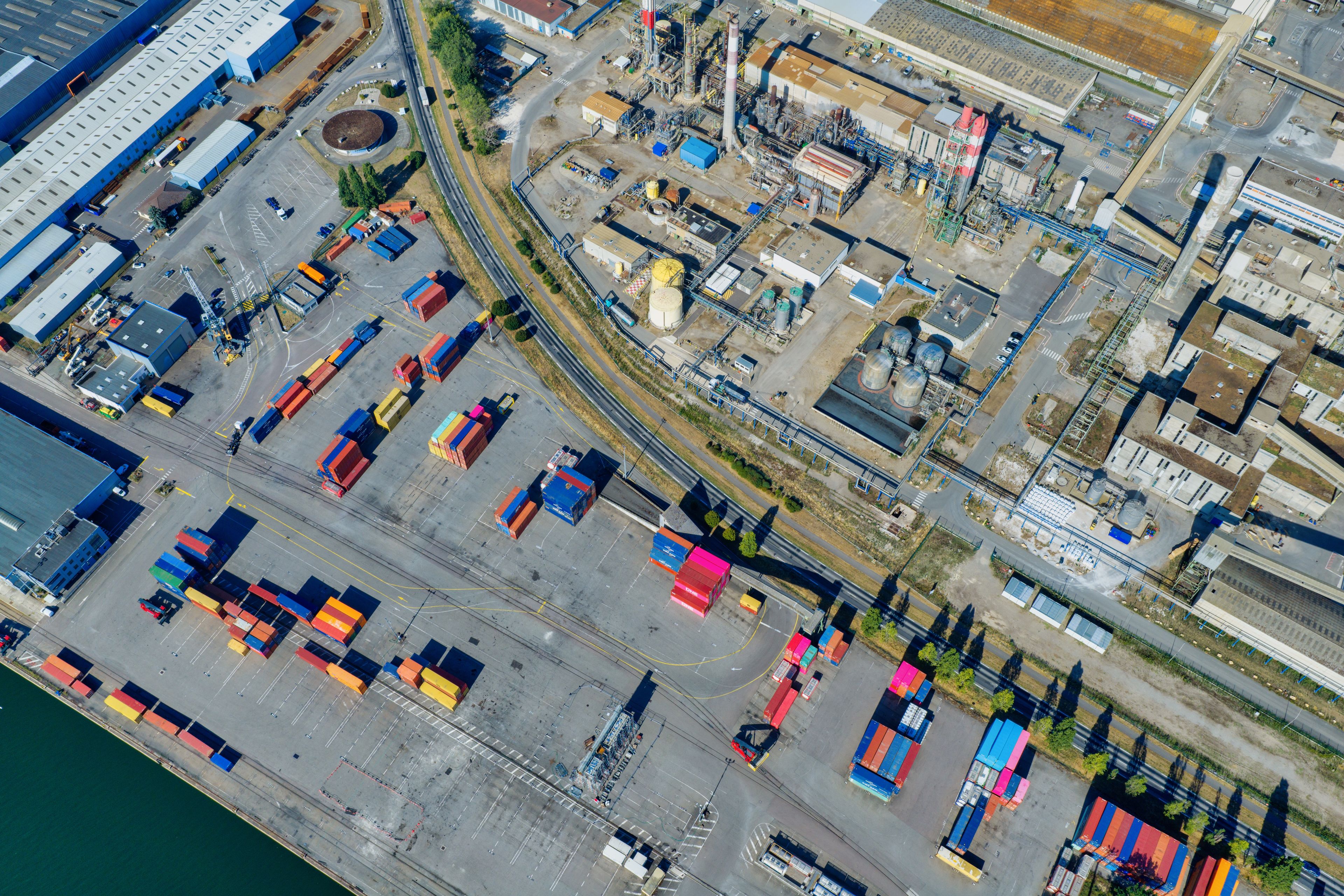Een industriële haven met verzendcontainers, kranen en opslagtanks.