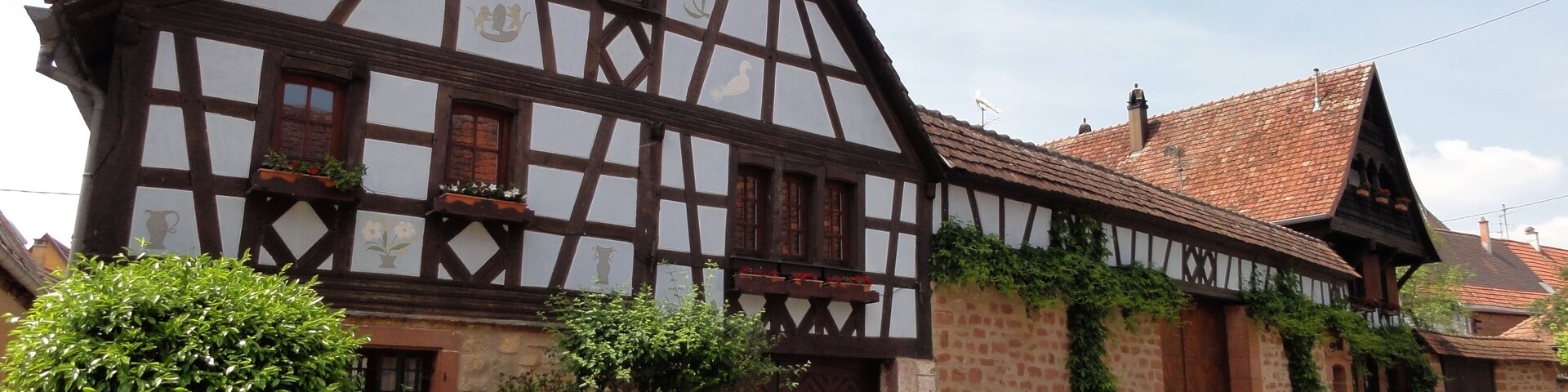 This building is indexed in the Base Mérimée, a database of architectural heritage maintained by the French Ministry of Culture, under the reference IA67009847 .