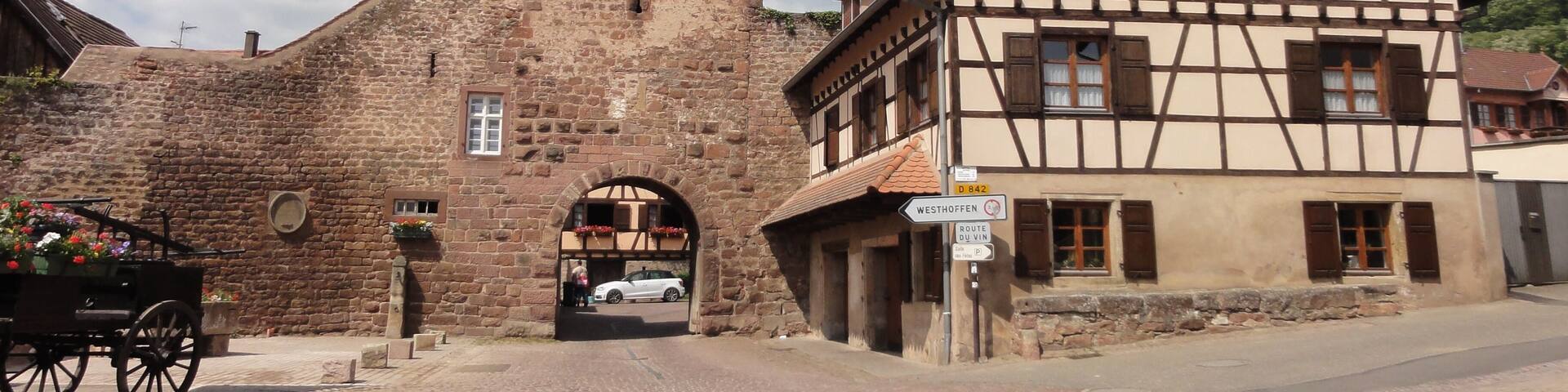 This building is inscrit au titre des Monuments Historiques. It is indexed in the Base Mérimée, a database of architectural heritage maintained by the French Ministry of Culture, under the references PA00085210 and IA67006256 .