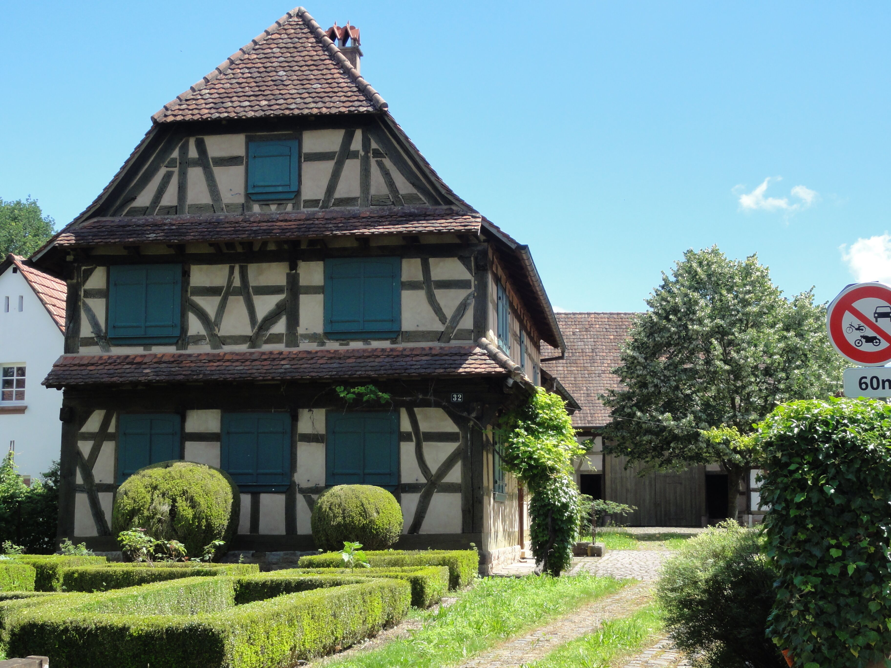 This building is indexed in the Base Mérimée, a database of architectural heritage maintained by the French Ministry of Culture, under the reference IA67008726 .