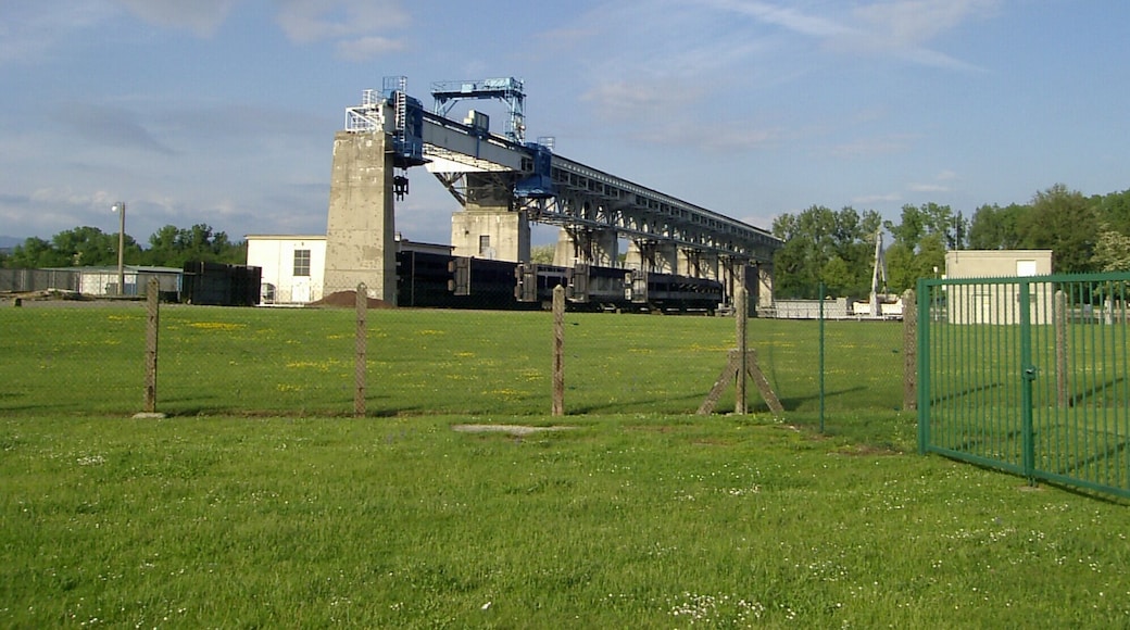 Stauwehr MĂ€rkt, von der Ăle du Rhin aus gesehen. Hier beginnt mit der AbschnĂŒrung des Altrheins der Rheinseitenkanal. Das Stauwehr regelt somit auch den Basler Rheinpegel.