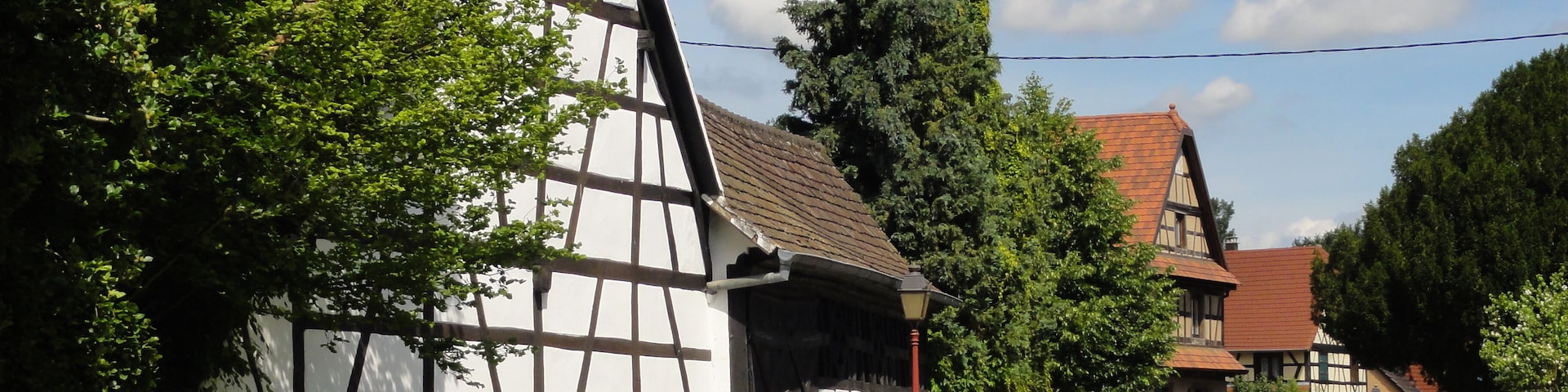 This building is indexed in the Base Mérimée, a database of architectural heritage maintained by the French Ministry of Culture, under the reference IA00123937 .