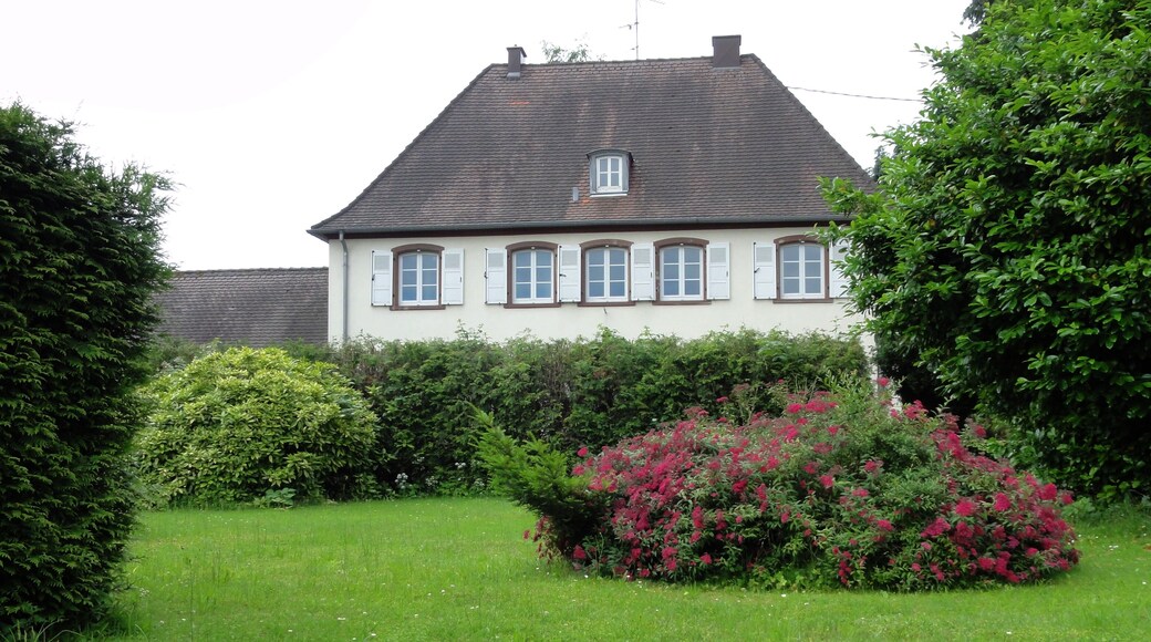 This building is indexed in the Base Mérimée, a database of architectural heritage maintained by the French Ministry of Culture, under the reference IA00118850 .
