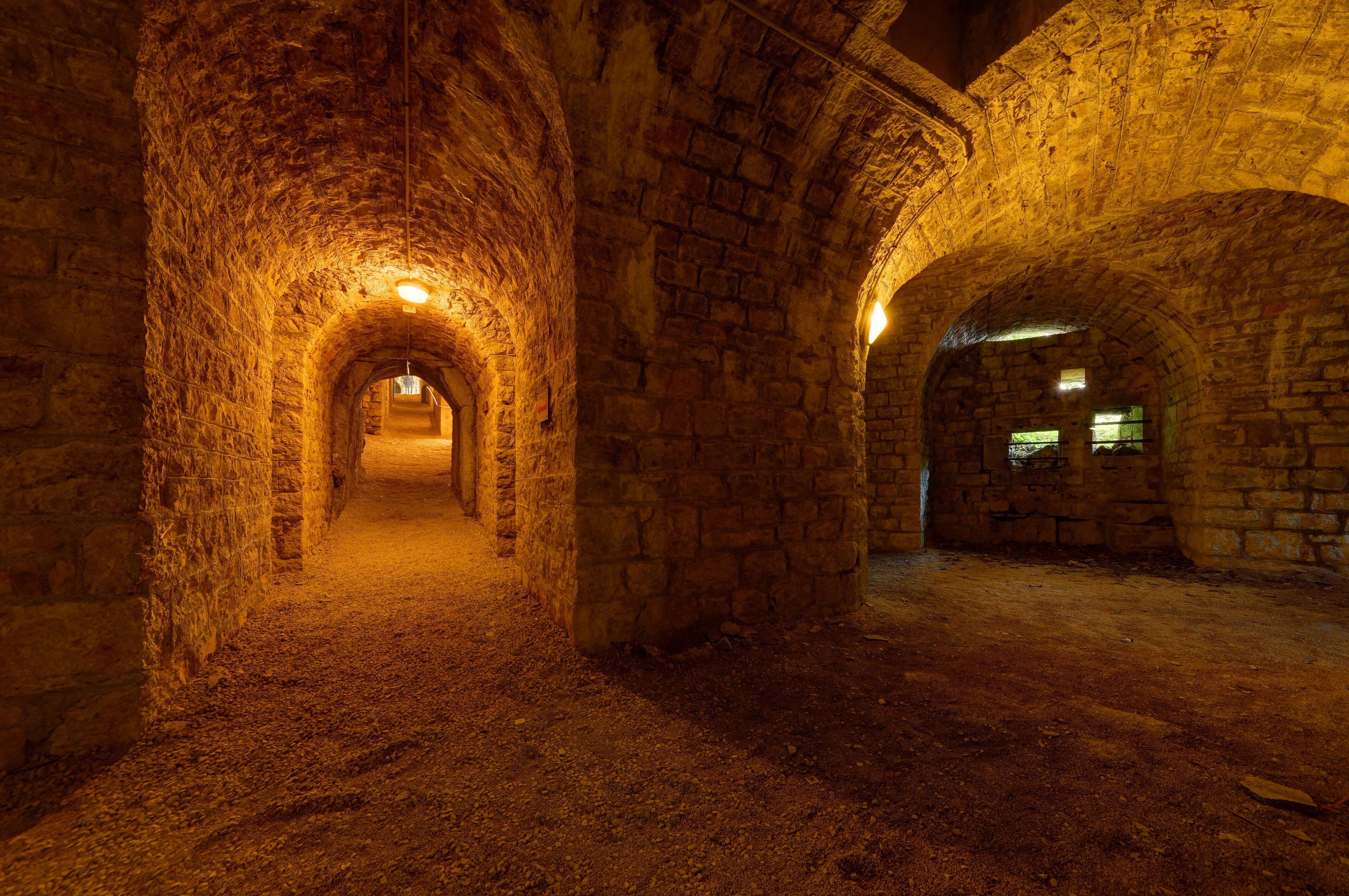 This file was uploaded with Commonist. Fort du Mont Bart : dans la caponnière double (HDR).