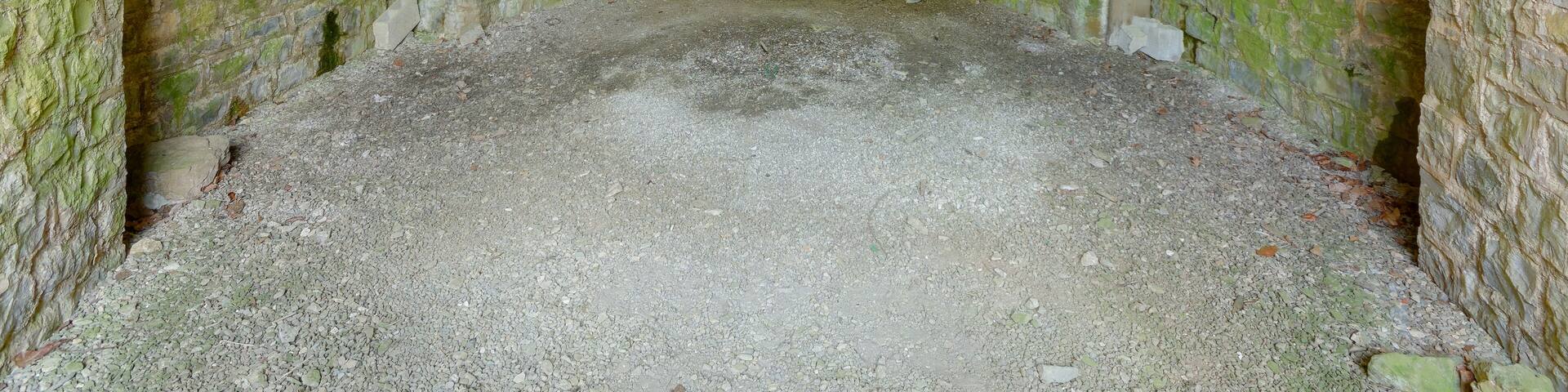 This file was uploaded with Commonist. Fort du Mont Bart : casemate à tir direct, à proximité de la caponnière simple Nord (HDR).