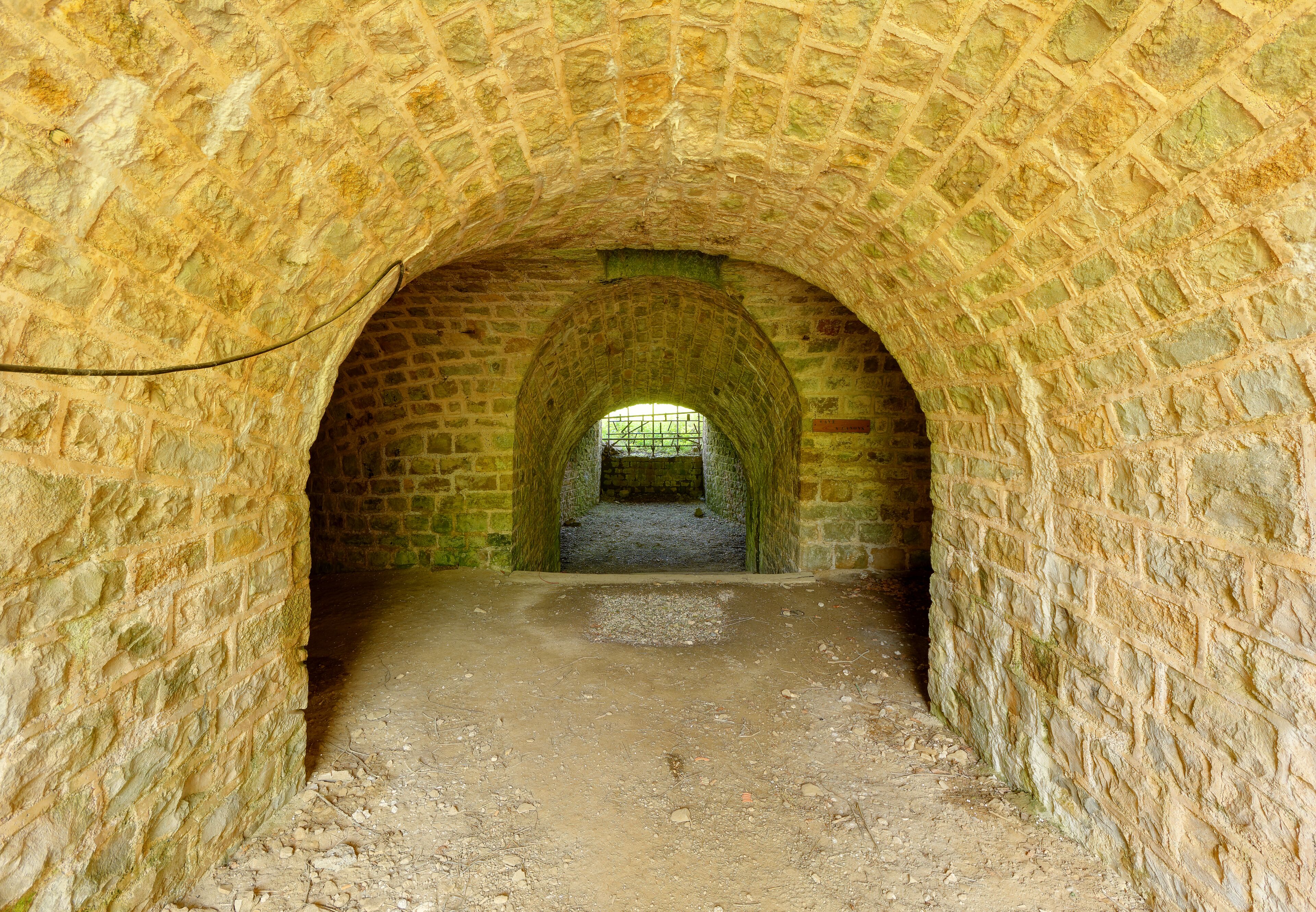 This file was uploaded with Commonist. Fort du Mont Bart : accès à la caponnière simple Nord (HDR).