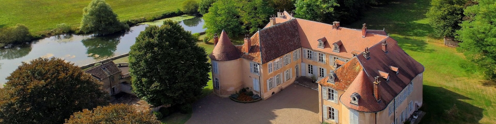 This building is indexed in the Base Mérimée, a database of architectural heritage maintained by the French Ministry of Culture, under the reference PA00101696 .