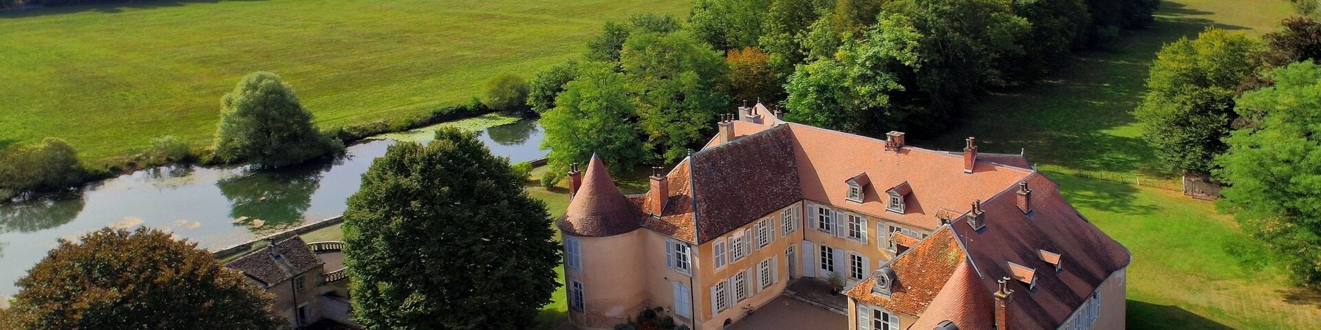 This building is indexed in the Base Mérimée, a database of architectural heritage maintained by the French Ministry of Culture, under the reference PA00101696 .