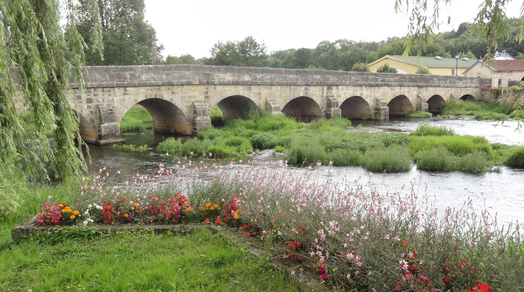 This building is indexed in the Base Mérimée, a database of architectural heritage maintained by the French Ministry of Culture, under the reference PA00106543 .