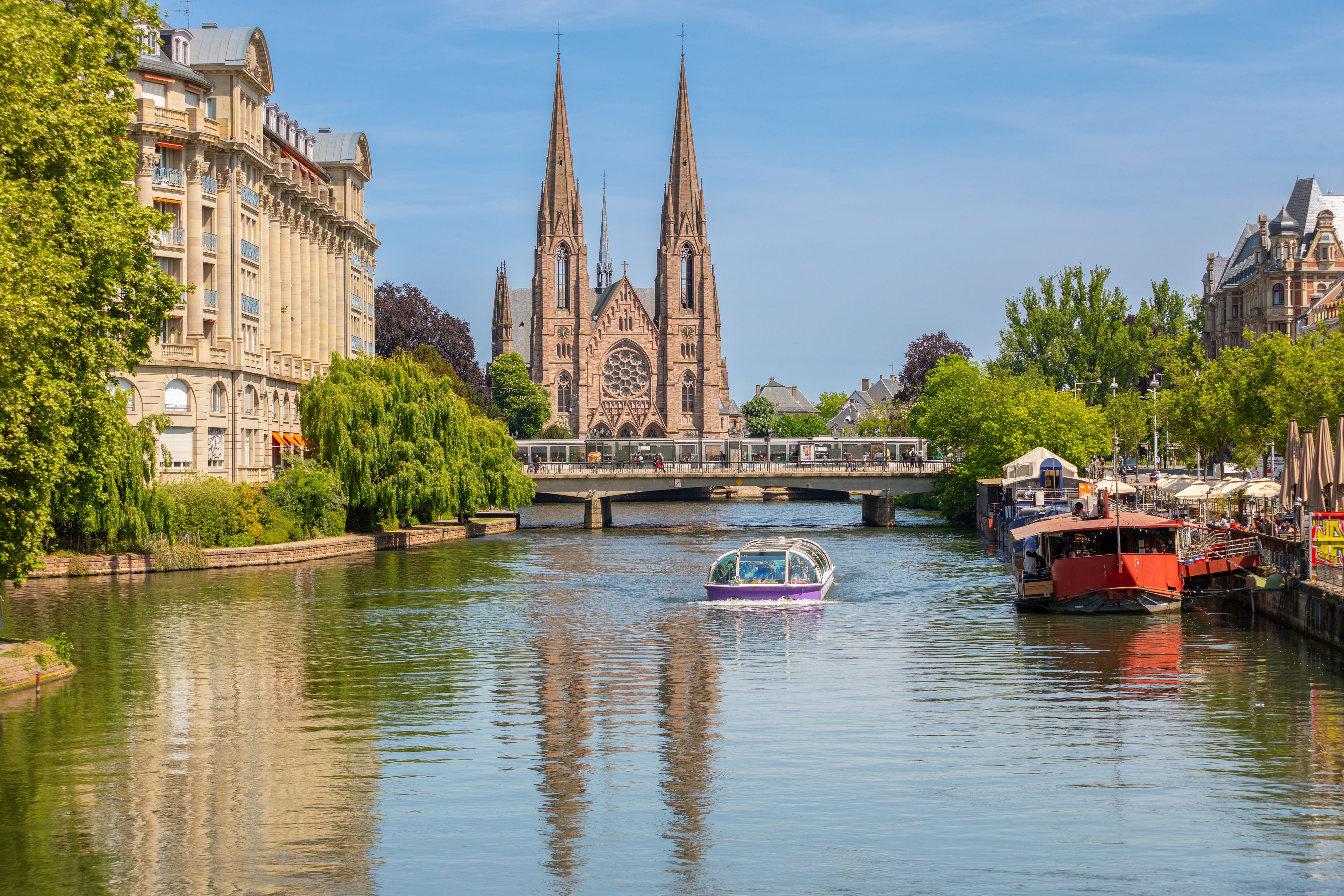 l'Église Saint-Paul de Strasbourg avec un Bateau promenade en avant plan 