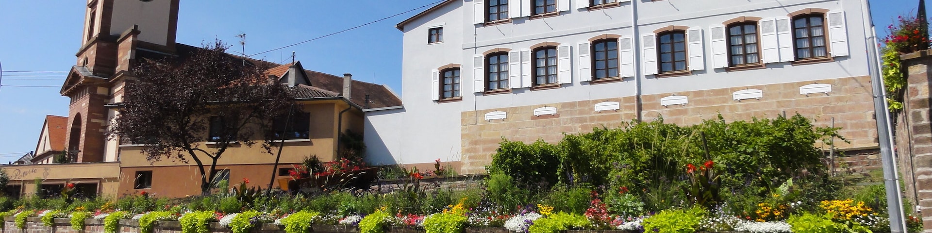 This building is indexed in the Base Mérimée, a database of architectural heritage maintained by the French Ministry of Culture, under the reference IA00123824 .