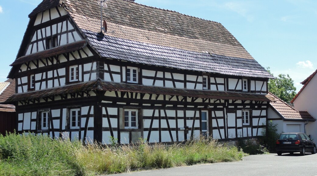 This building is indexed in the Base Mérimée, a database of architectural heritage maintained by the French Ministry of Culture, under the reference IA00123912 .