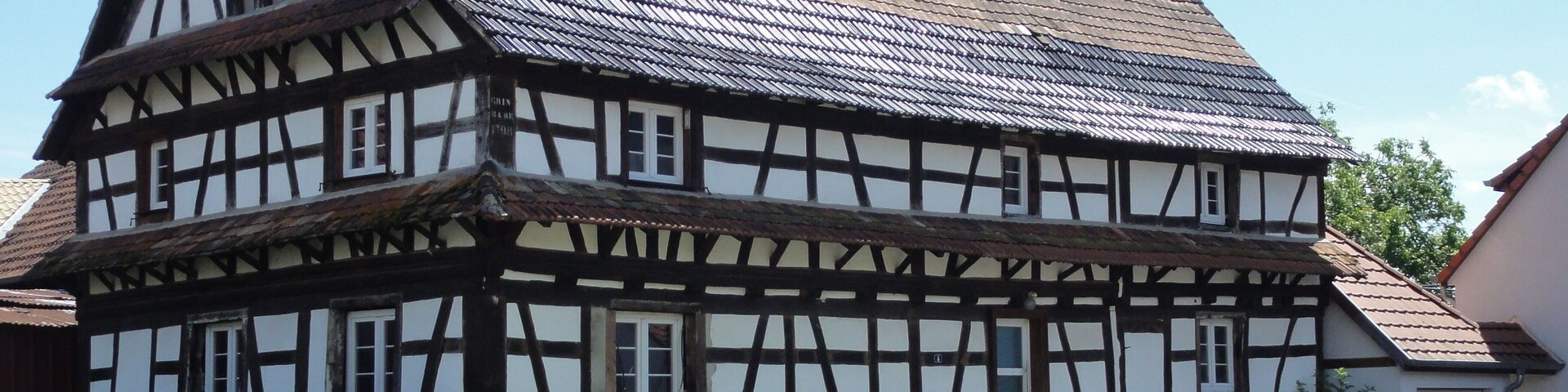This building is indexed in the Base Mérimée, a database of architectural heritage maintained by the French Ministry of Culture, under the reference IA00123912 .
