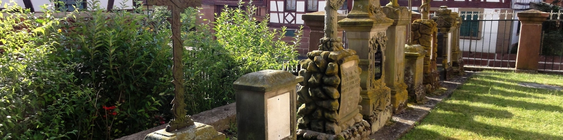 Alsace, Bas-Rhin, Buswiller, Pierres tombales de l'ancien cimetière.