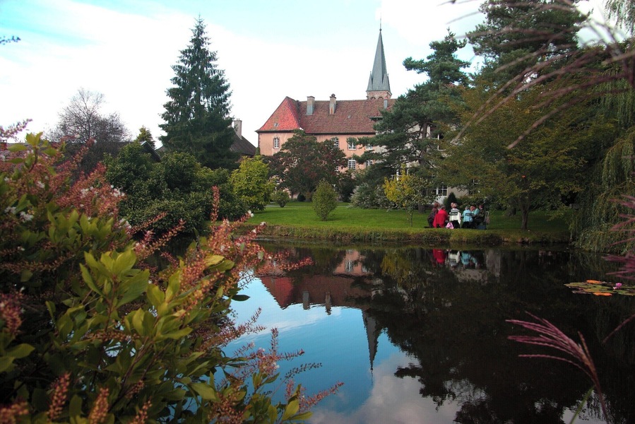 Abbaye Notre-Dame d'Autrey, Vosges France, 48° 17' 40.32" N 6° 41' 17.06" E
The "remarkable" class Garden (label issued by the DRAC, regional Directorate of Cultural Affairs) lists various plants from Asia, North America, New Zealand and even the Himalayas!
Thus, whole arboretum Garden was created around the Abbey, the valuable work of brother Syméon and his 3 gardeners who must constantly take account of moisture, acid Earth, Earth shaded or full sun, and the needs of each plant.
The Abbey :
Upon his return from the second crusade, at the end of the year 1149, cardinal Etienne de Bar, Bishop of Metz founded the Abbey of Autrey in which is installed a community of canons regular. It is built in a baroque style.
http://www.abbayedautrey.com/