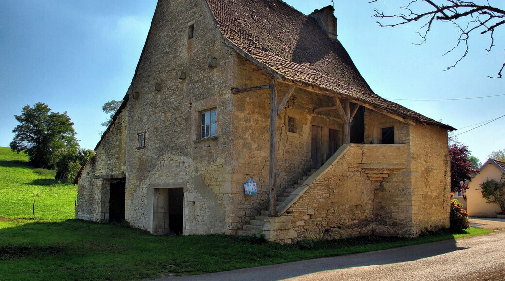 This building is indexed in the Base Mérimée, a database of architectural heritage maintained by the French Ministry of Culture, under the reference PA00102136 .