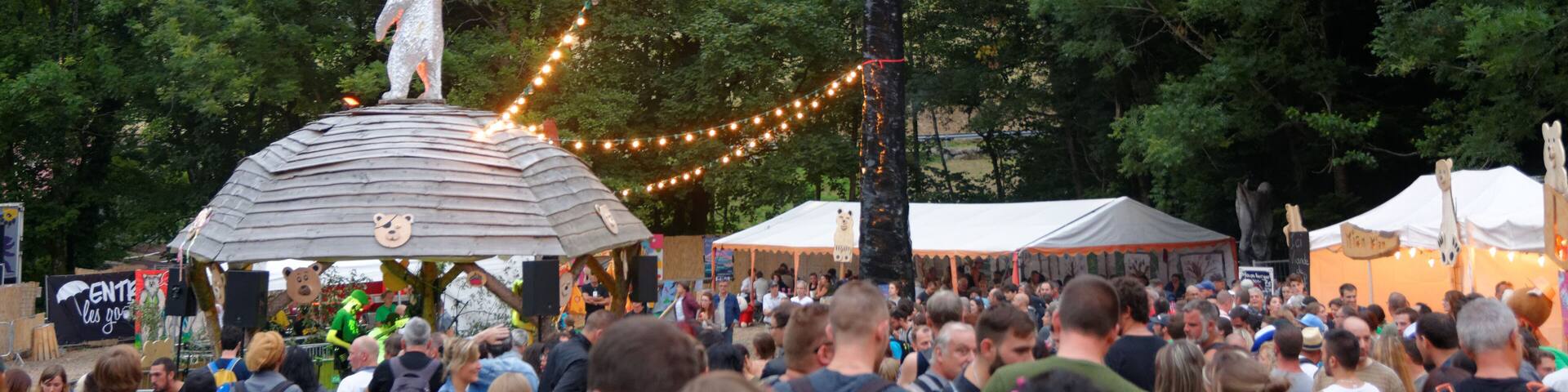 Personality rights Personality rights warningAlthough this work is freely licensed or in the public domain, the person(s) shown may have rights that legally restrict certain re-uses unless those depicted consent to such uses. In these cases, a model release or other evidence of consent could protect you from infringement claims. Though not obliged to do so, the uploader may be able to help you to obtain such evidence. See our general disclaimer for more information.