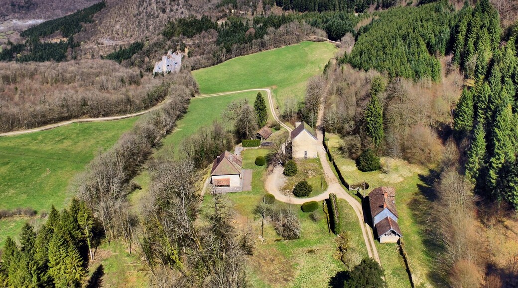 L'ancienne abbaye au bord du ruisseau de Château-Renaud
