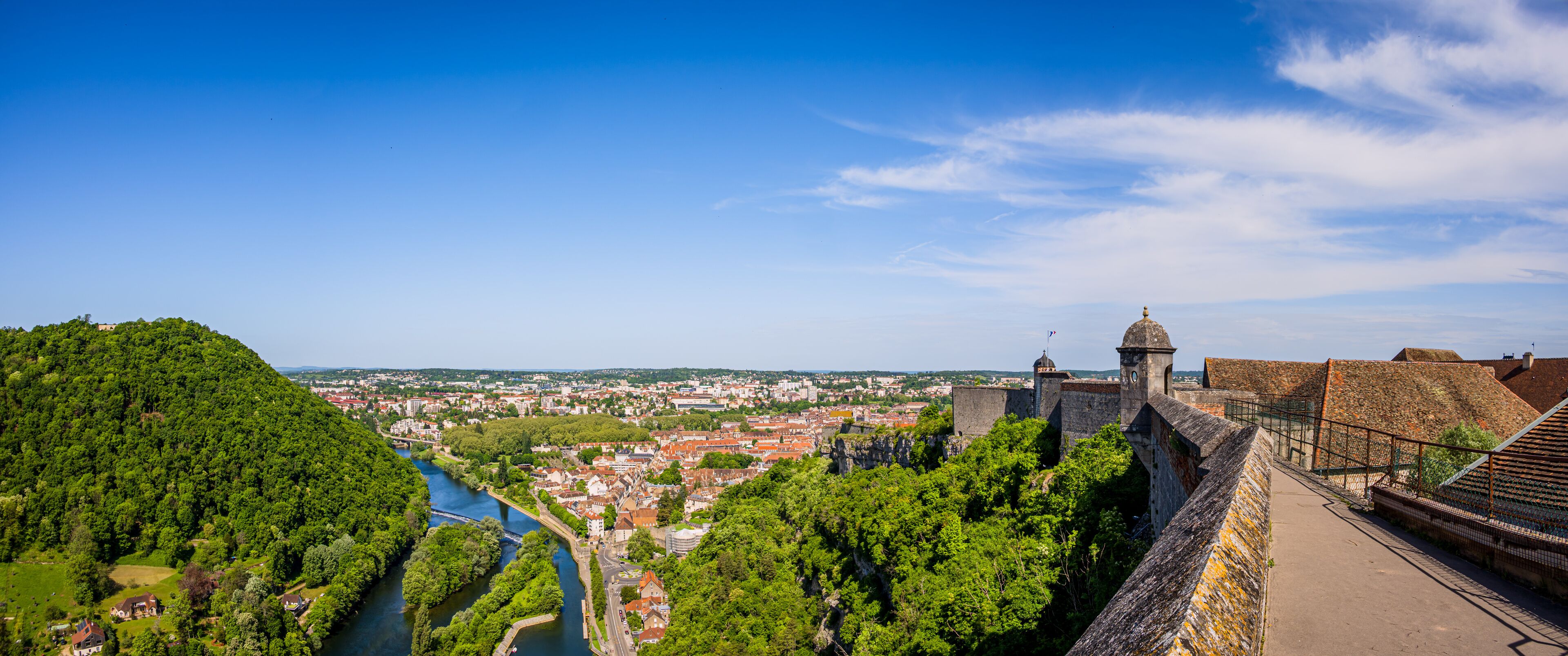 Panorama sur le Doubs et Besançon depuis la Citadelle, fortifications au dessus de Besançon en France