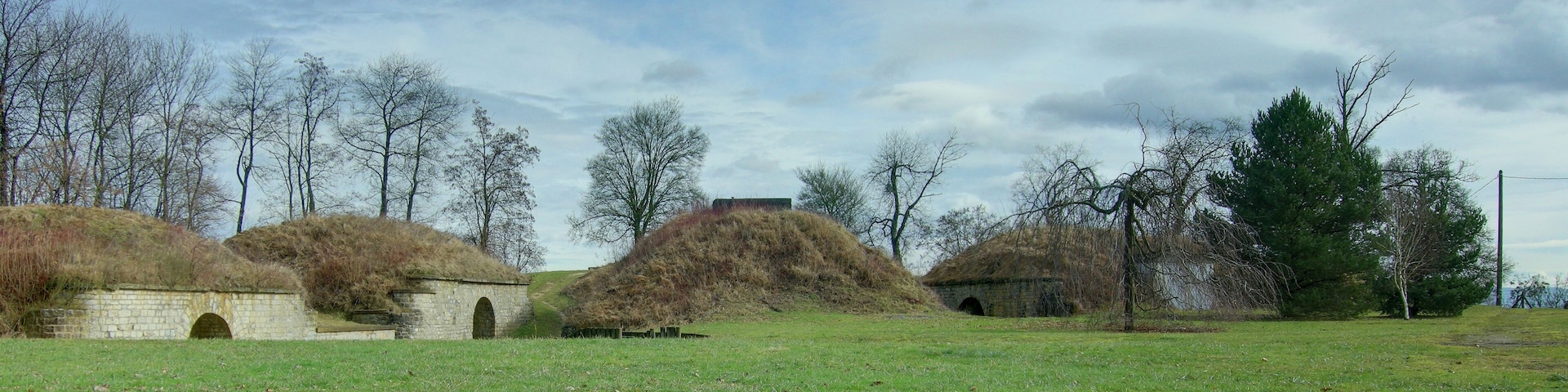 Vue de l'enveloppe, à l'est du fort. Lachaux fortifications (HDR).