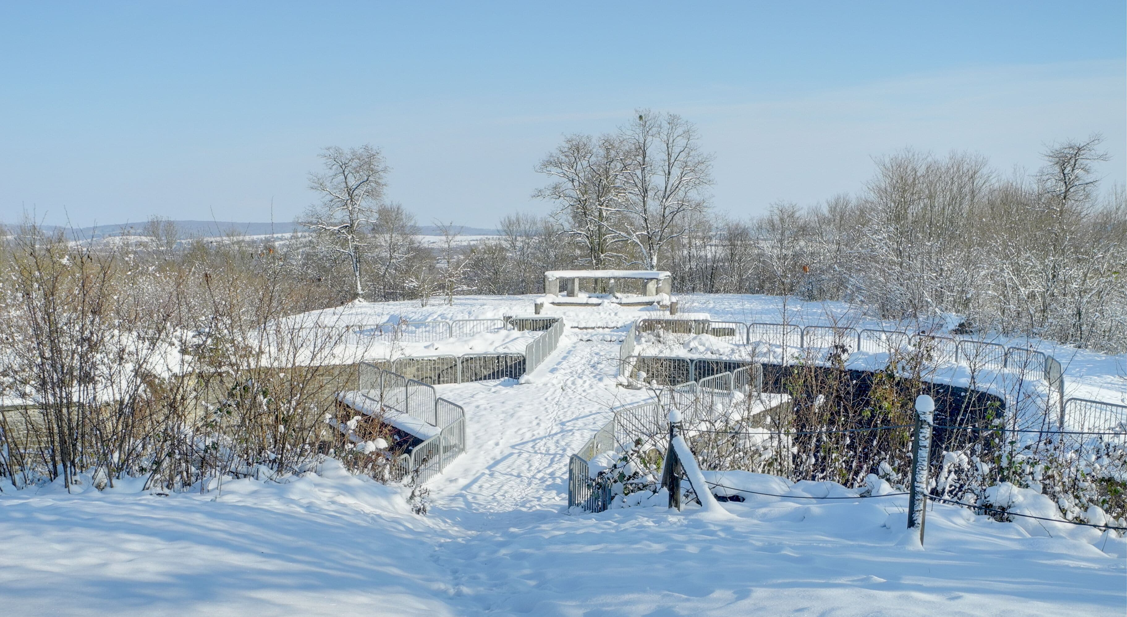 This file was uploaded with Commonist. Vue du dessus de la caponnière double de l'enveloppe, à l'est du fort. Lachaux fortifications (HDR).