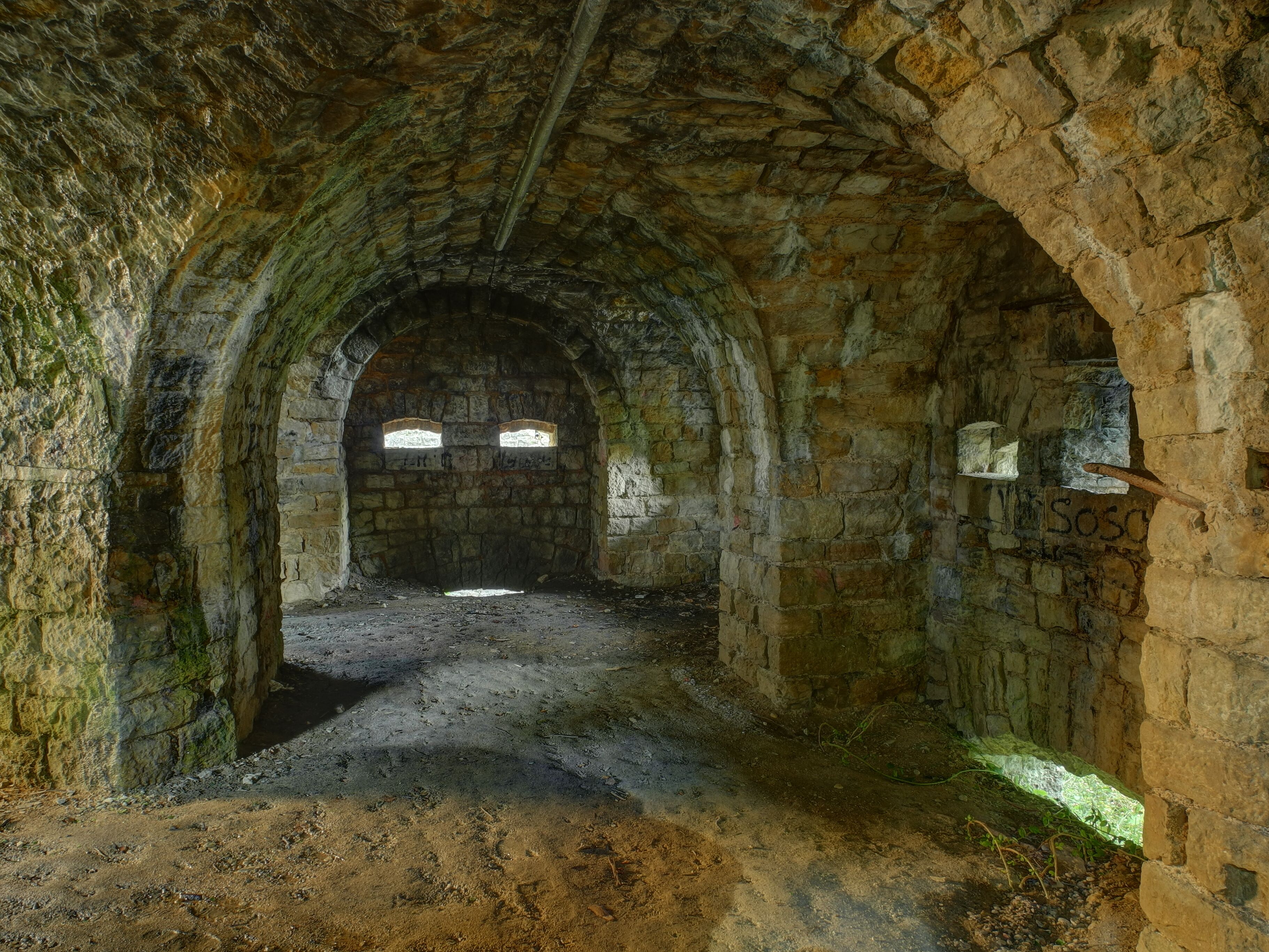 This file was uploaded with Commonist. Fort Lachaux : dans la caponnière double (HDR).