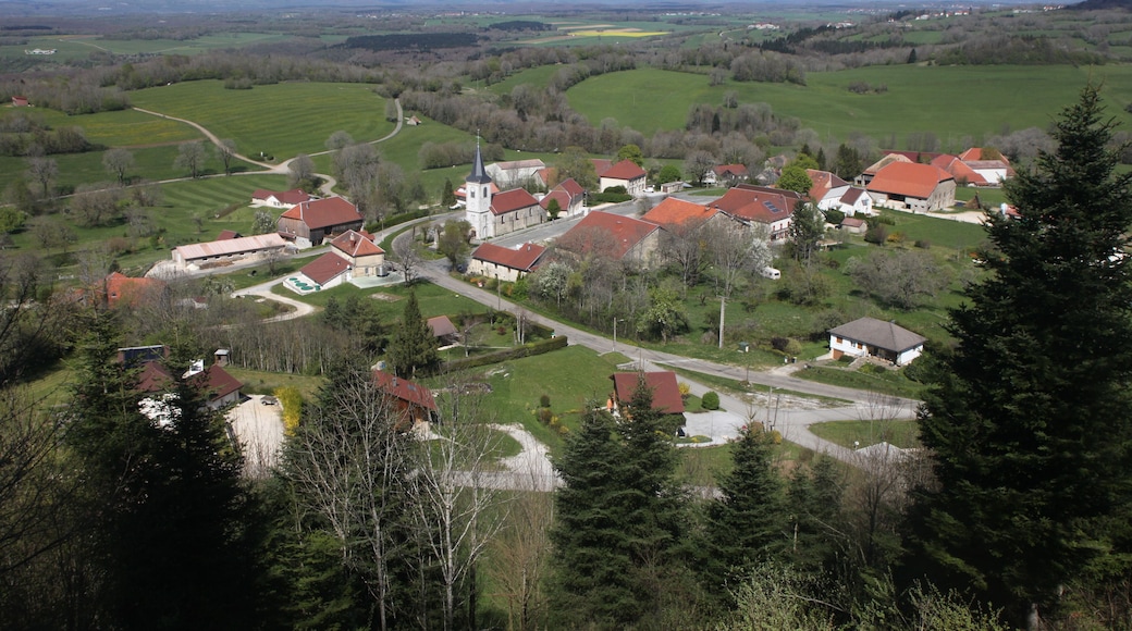 Vue du village de Montmahoux (Doubs) depuis la butte dominant le village.