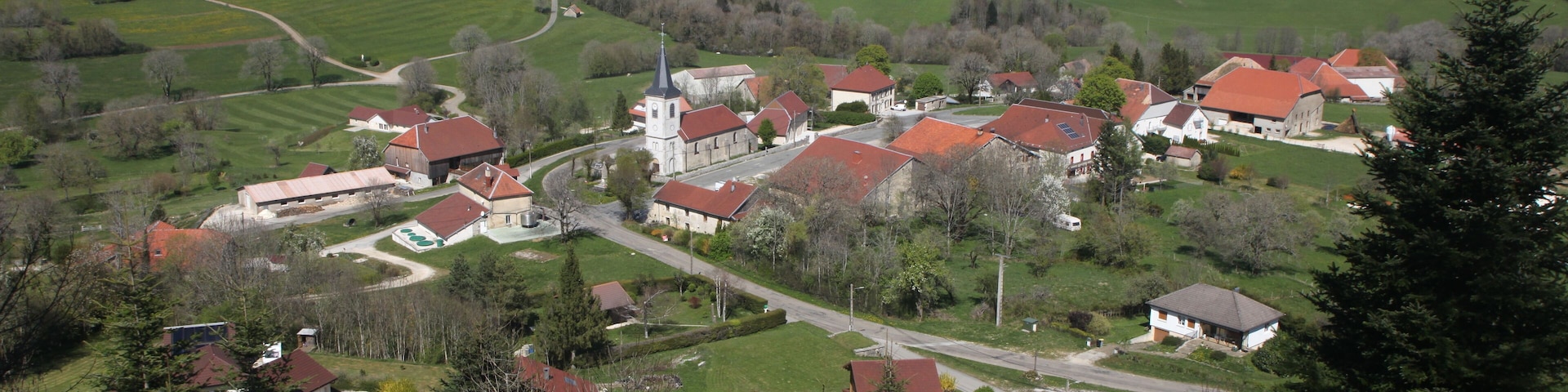 Vue du village de Montmahoux (Doubs) depuis la butte dominant le village.