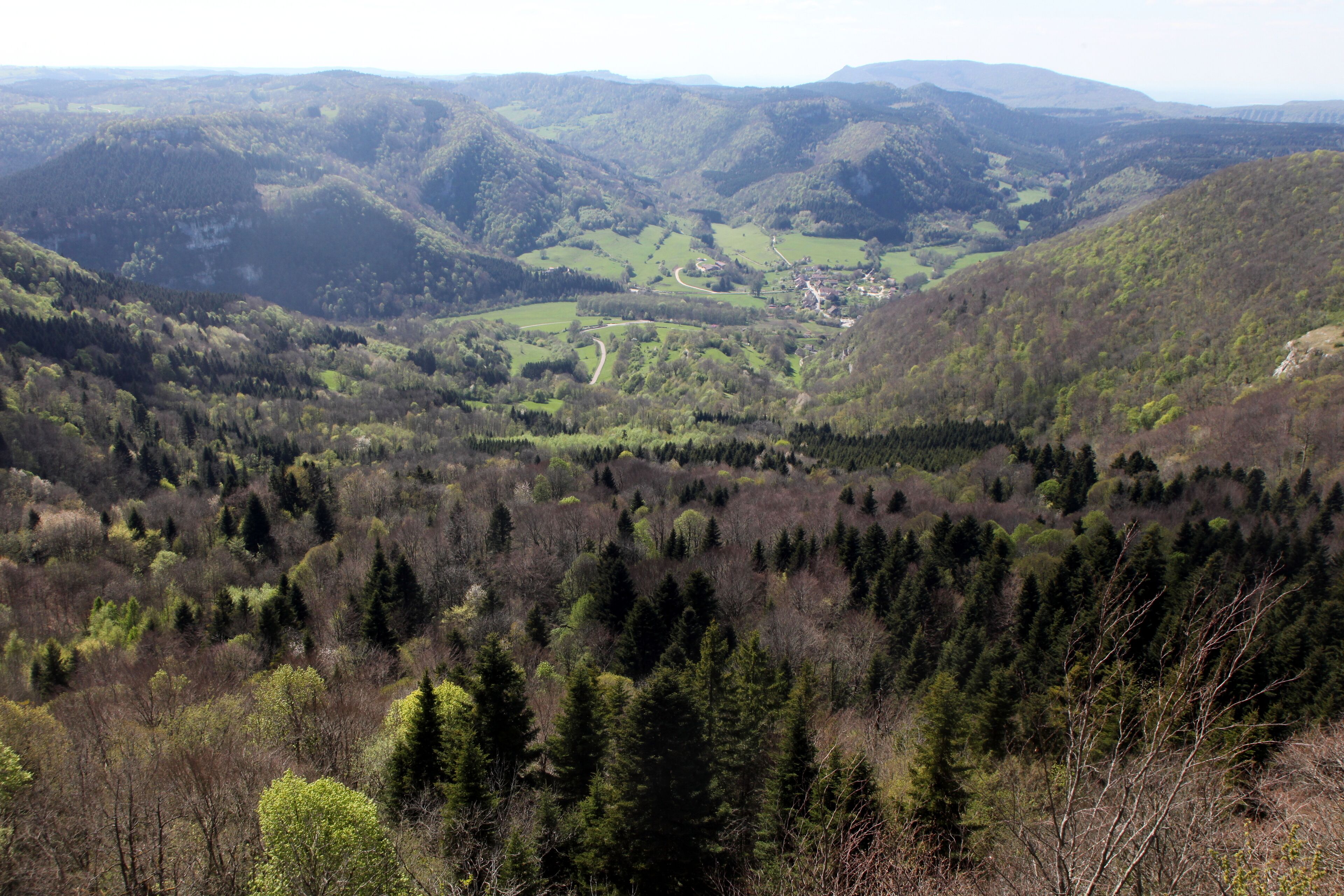 Vue de Nans-sous-Sainte-Anne depuis la butte de Montmahoux (Doubs).