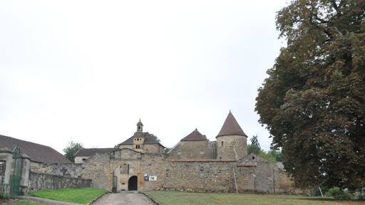 This building is indexed in the Base Mérimée, a database of architectural heritage maintained by the French Ministry of Culture, under the reference PA00102121 .