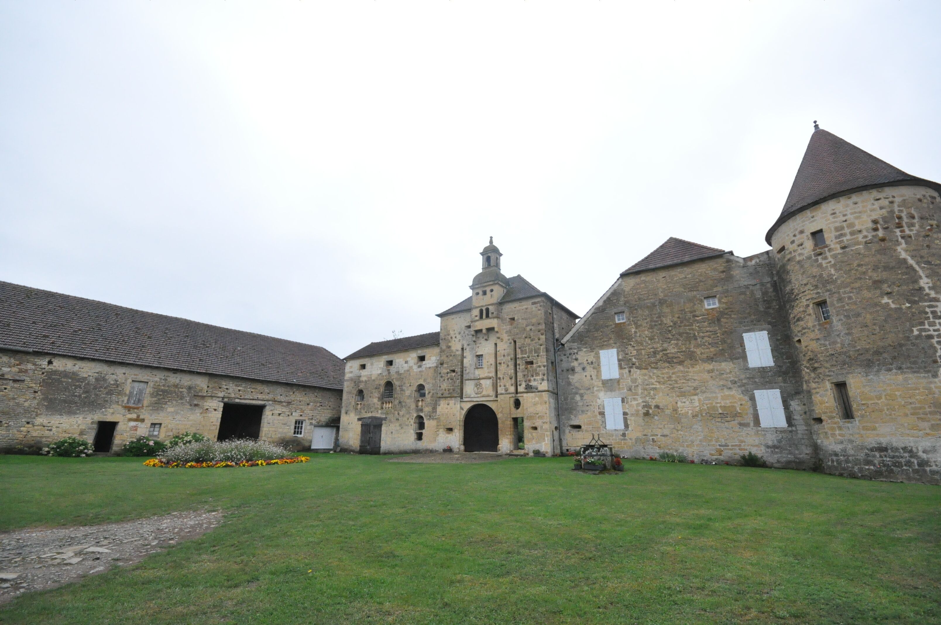 This building is indexed in the Base Mérimée, a database of architectural heritage maintained by the French Ministry of Culture, under the reference PA00102121 .