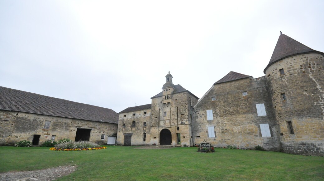 This building is indexed in the Base Mérimée, a database of architectural heritage maintained by the French Ministry of Culture, under the reference PA00102121 .