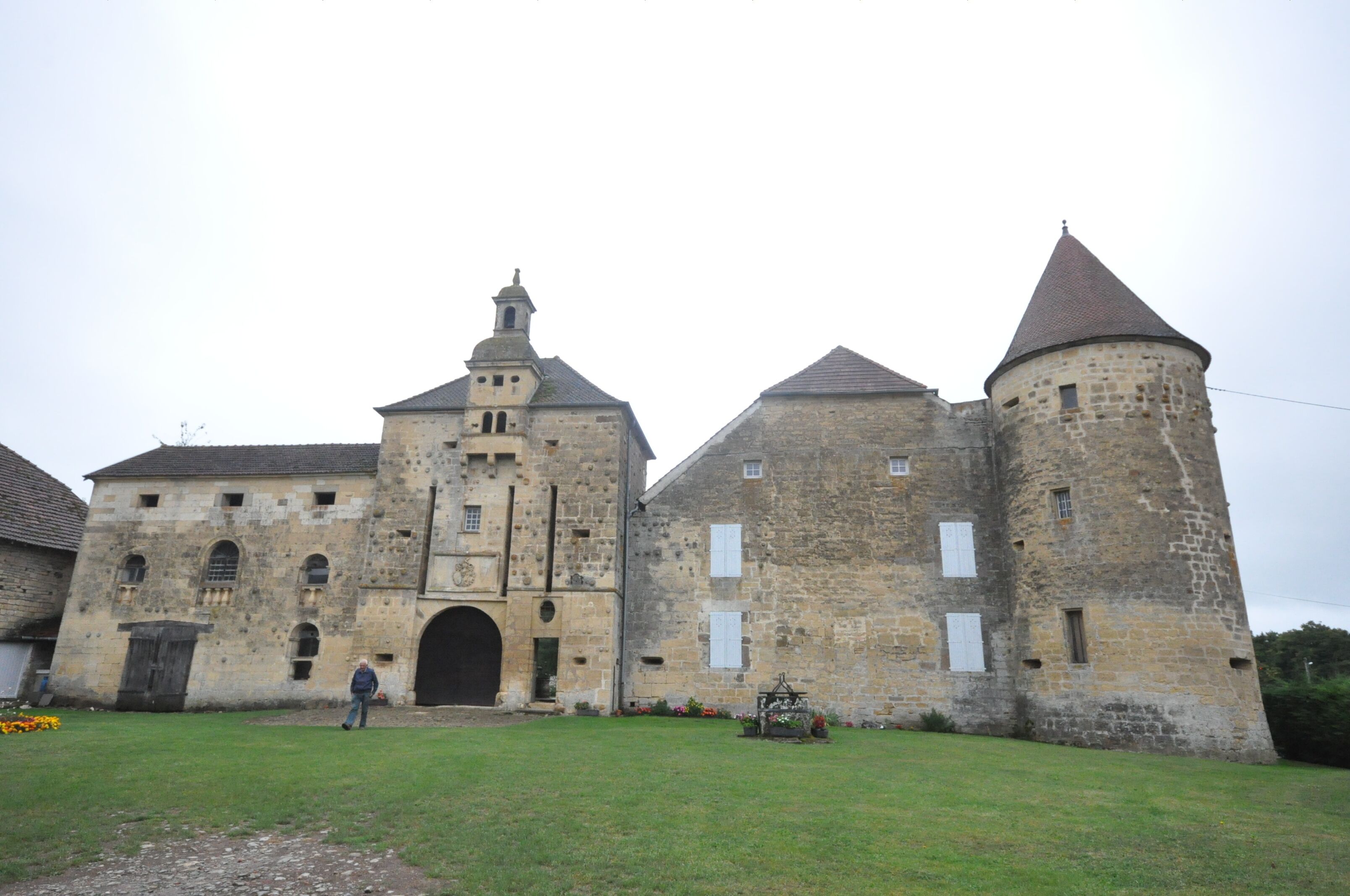 This building is indexed in the Base Mérimée, a database of architectural heritage maintained by the French Ministry of Culture, under the reference PA00102121 .