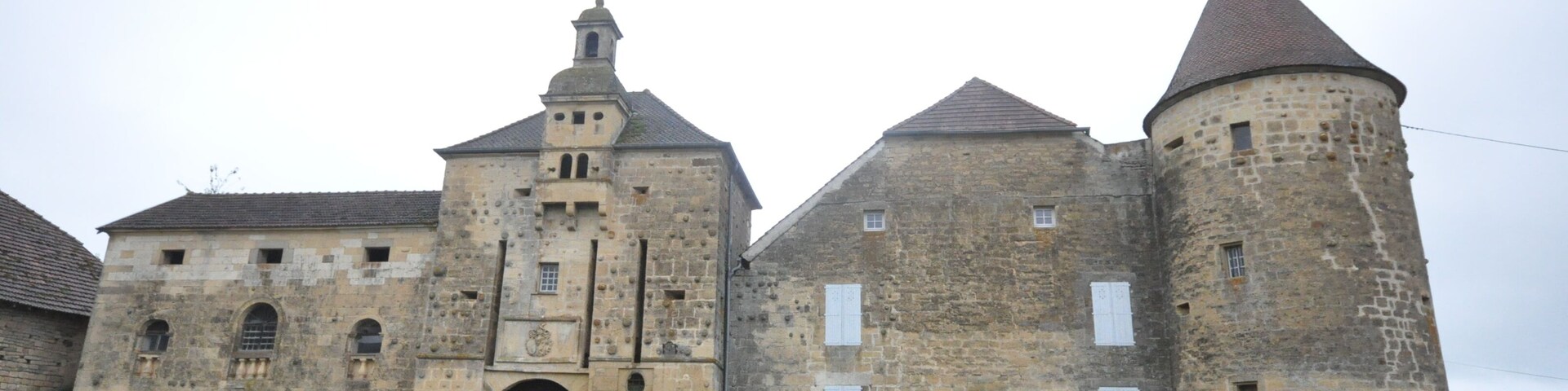 This building is indexed in the Base Mérimée, a database of architectural heritage maintained by the French Ministry of Culture, under the reference PA00102121 .